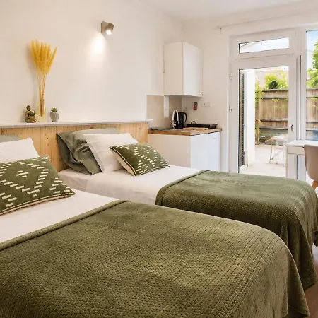 Prague Airport With Kitchenette & Terrace - Kindstaysuites Apartamento *