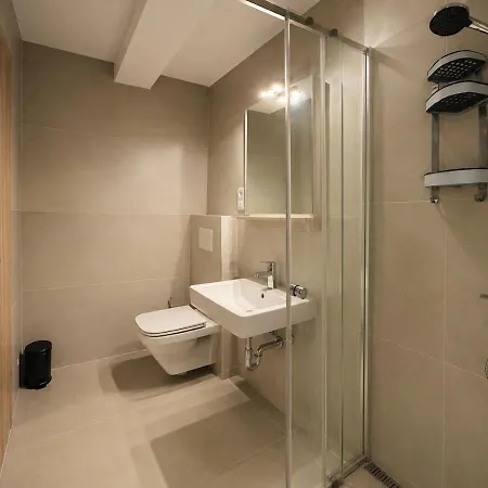 Prague Airport With Kitchenette & Terrace - Kindstaysuites Apartamento *